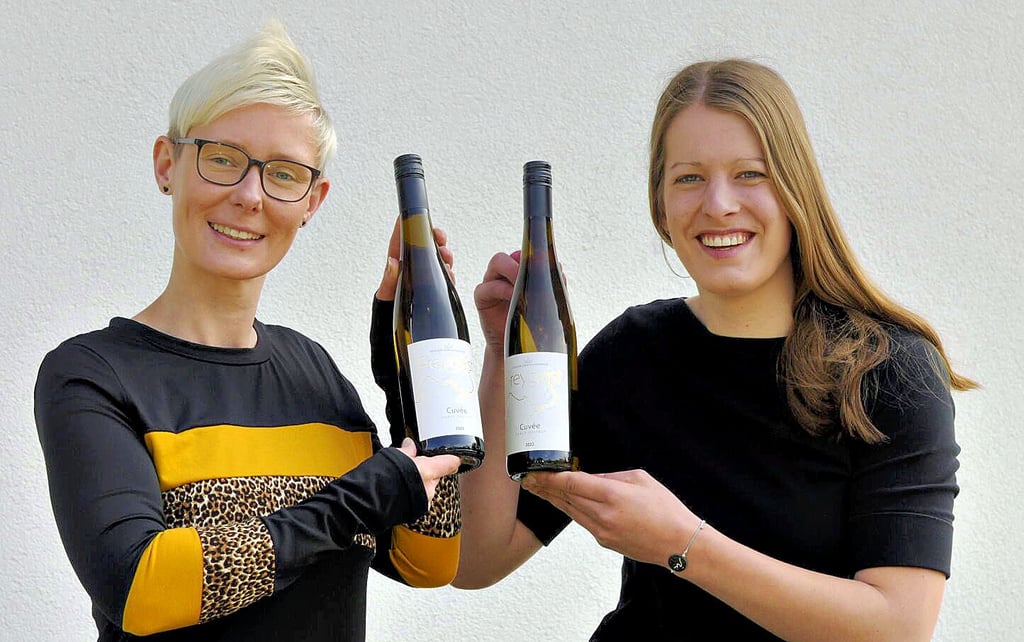 Winzervereinigungs-Kellermeisterin Kathleen Romberg (l.) und Ex-Gebietsweinkönigin Luise Böhme kreierten die Cuvée aus Weinen von 17 Saale-Unstrut-Winzern.