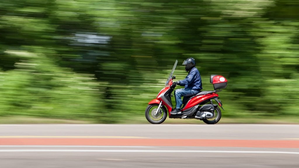 Ein Mopedfahrer ist auf der K1073 bei Osterburg in der Altmark an den Folgen eines schweren Unfalls gestorben. Symbolbild: