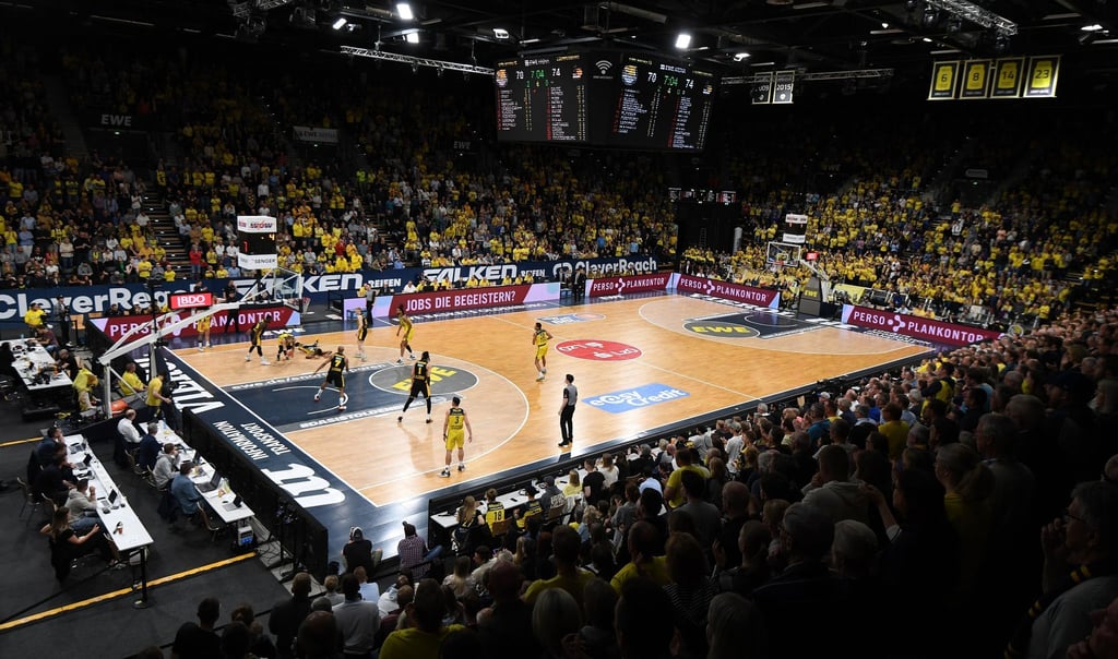 Blick auf das Spielfeld in der EWE Arena.
