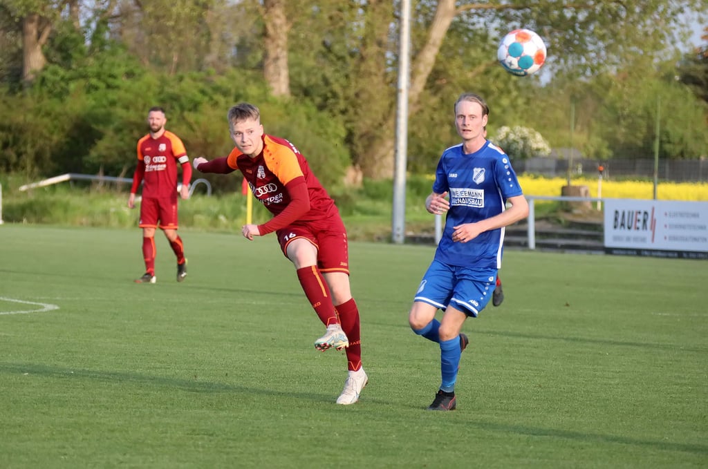 MSV Eisleben (rot) gegen Lüttchendorf (blau) am 12. Mai. Am Mittwoch besiegten beide Teams ihre Gegner auf dem Platz.