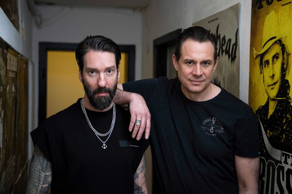 Die Musiker Alec Völkel alias "Boss Burns" (l) und Sascha Vollmer alias "Hoss Power".