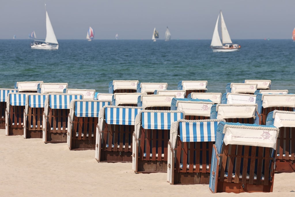 Strandkörbe warten an der Ostsee auf Gäste.