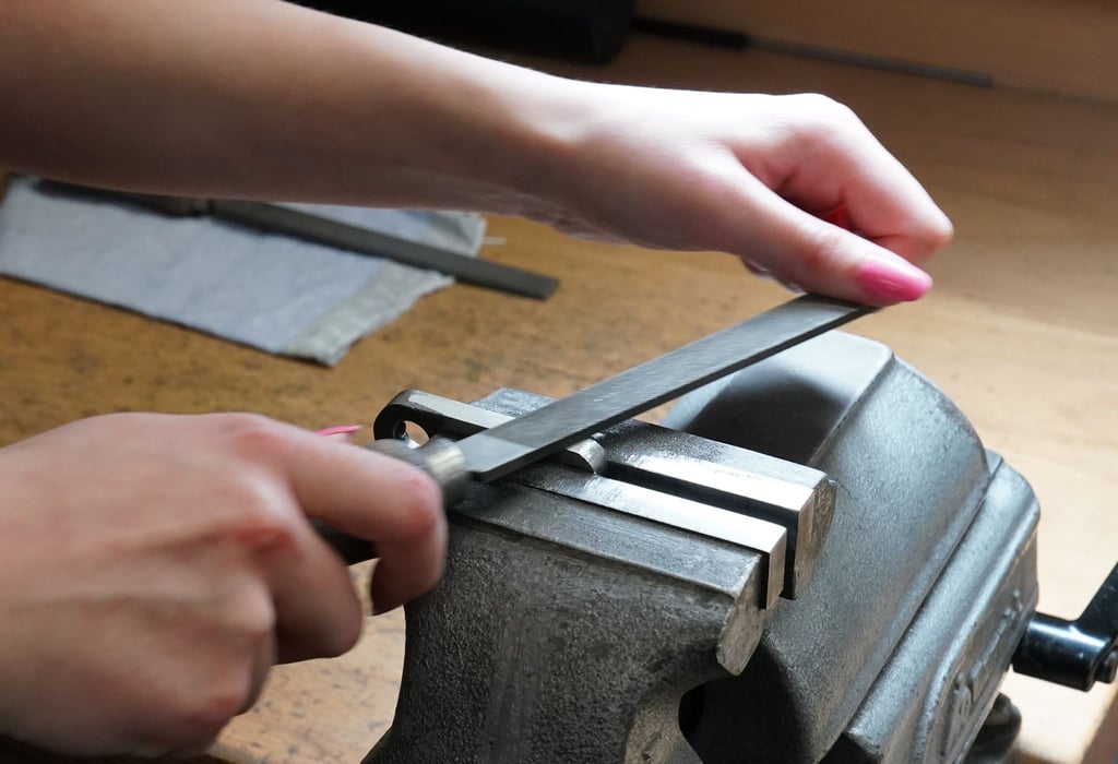 Eine Auszubildende zur Werkzeugmechanikerin arbeitet in der Auszubildenden-Werkstatt des Schreibgeräteherstellers Montblanc.