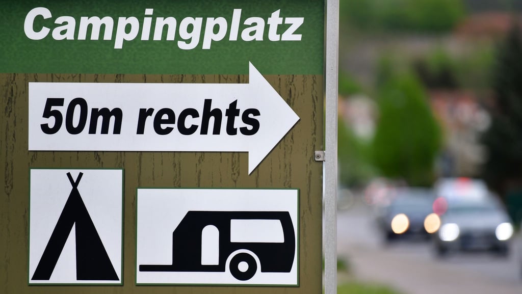 Ein Schild weist den Weg zum Campingplatz.