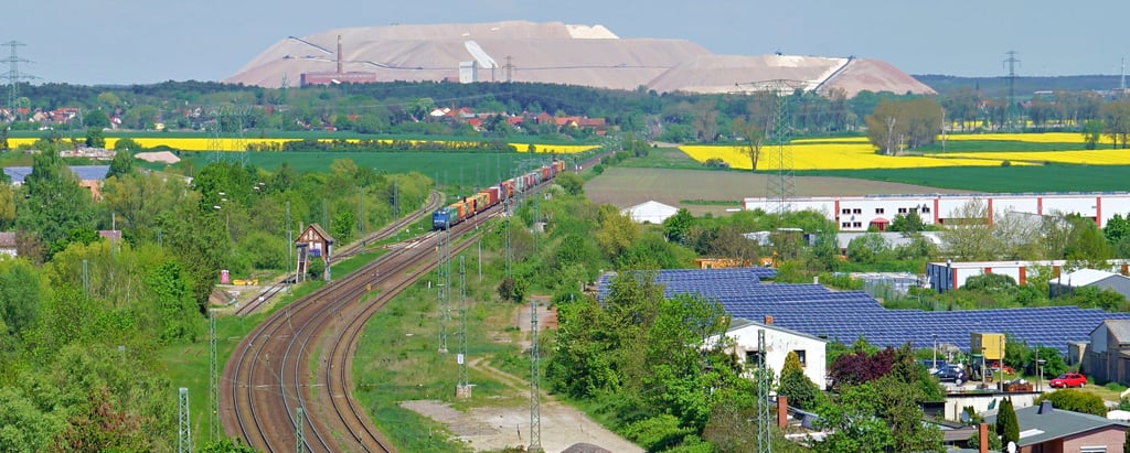 Der Kalimandscharo, die riesige Rückstandshalde des Zielitzer Kaliwerkes, ist von überallher weithin sichtbar, prägt auch das Bild der Wolmirstedter Region.