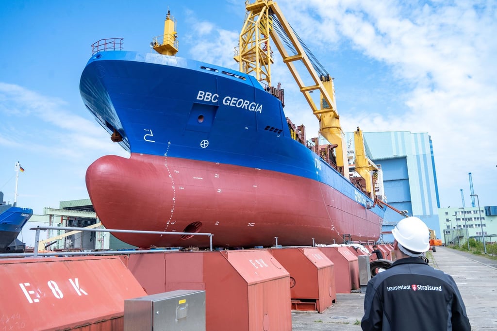 Das Frachtschiff BBC Georgia steht auf dem Gelände der Volkswerft.