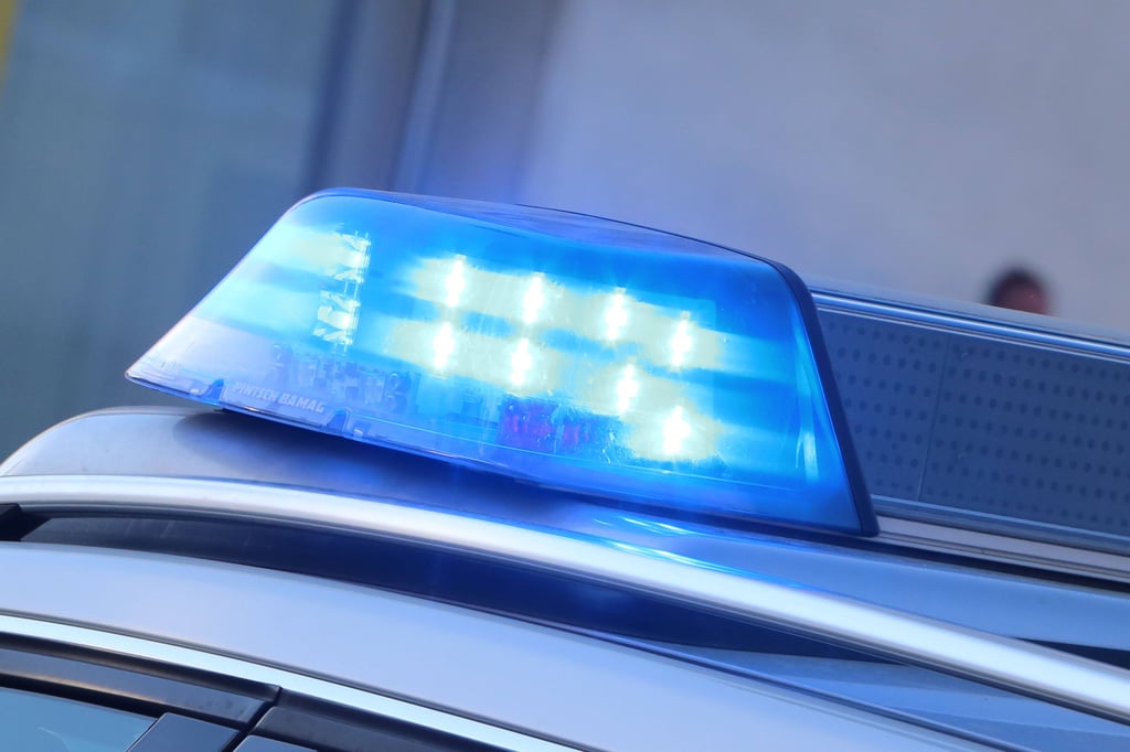 Frau wird bei Unfall leicht verletzt.