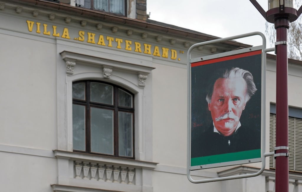 Ein Porträt des Schriftstellers Karl May hängt an einer Laterne vor seinem einstigen Wohnhaus und jetzigem Museum.