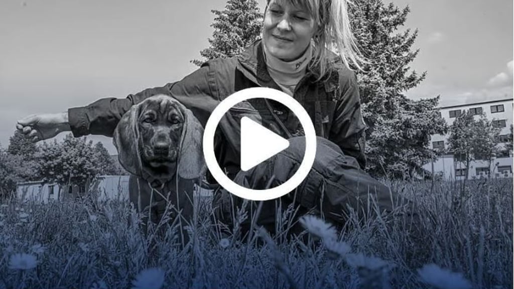 Susann Legel und der Welpe Jakob, der als Personenspürhund ausgebildet wird.