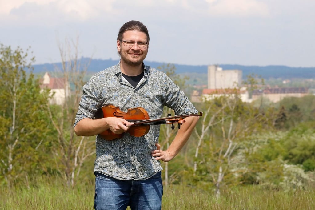 Jan Oelmann stammt aus Erlangen. Der Folkmusiker ist familienbedingt nach Halle gezogen und liebt vor allem die Brandberge vor der Haustür - auch für die Video-Drehs für seine Bandprojekte.