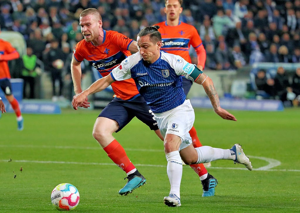 Im Hinspiel mussten sich Baris Atik (hier im Duell mit Thomas Isherwood) und Co. mit 0:1 gegen Darmstadt geschlagen geben.