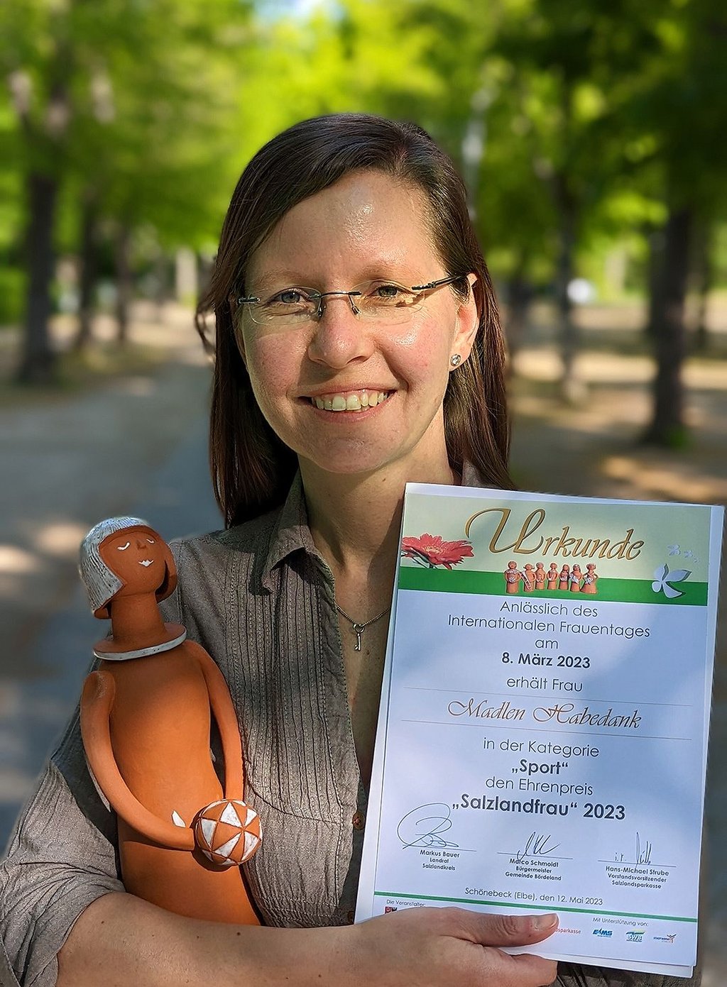 Eine einzigartige Tonfigur mit Ball, stellvertretend für die Kategorie Sport, bekam Madlen Habedank als Salzlandfrau überreicht.