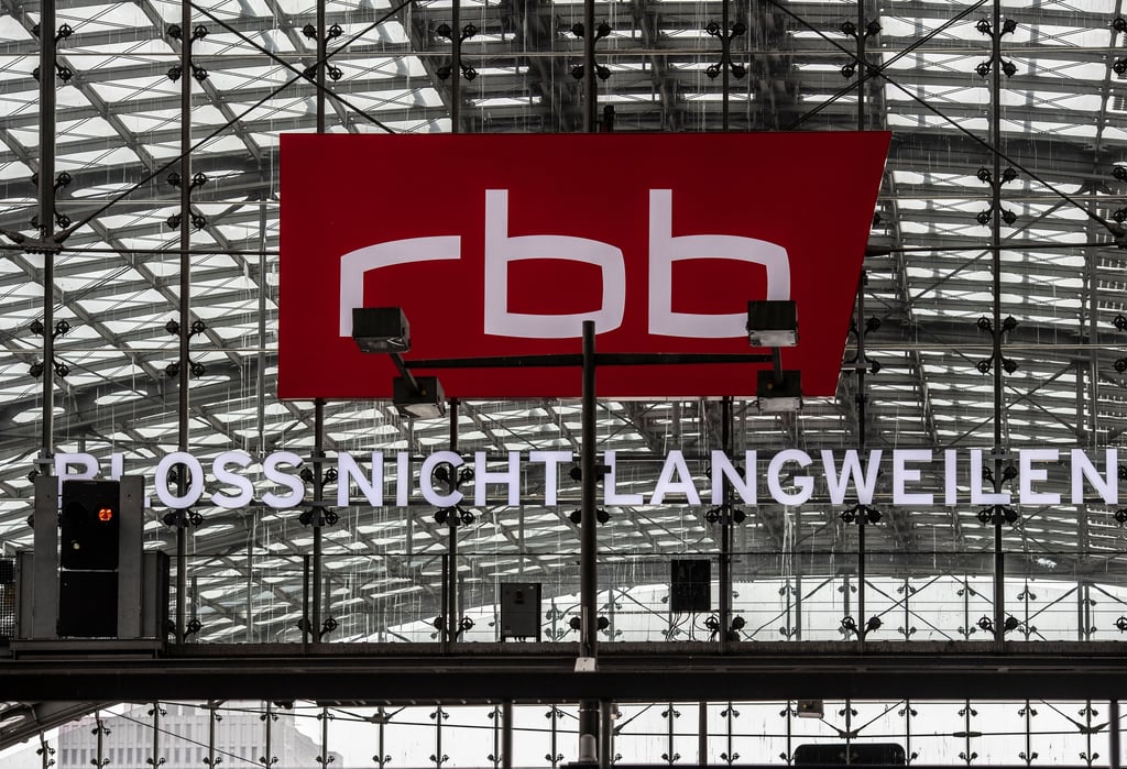Das Logo des RBB ist deutlich sichtbar im Berliner Hauptbahnhof. Der RBB prüft die Entfernung der Riesen-Werbung im Berliner Hauptbahnhof.