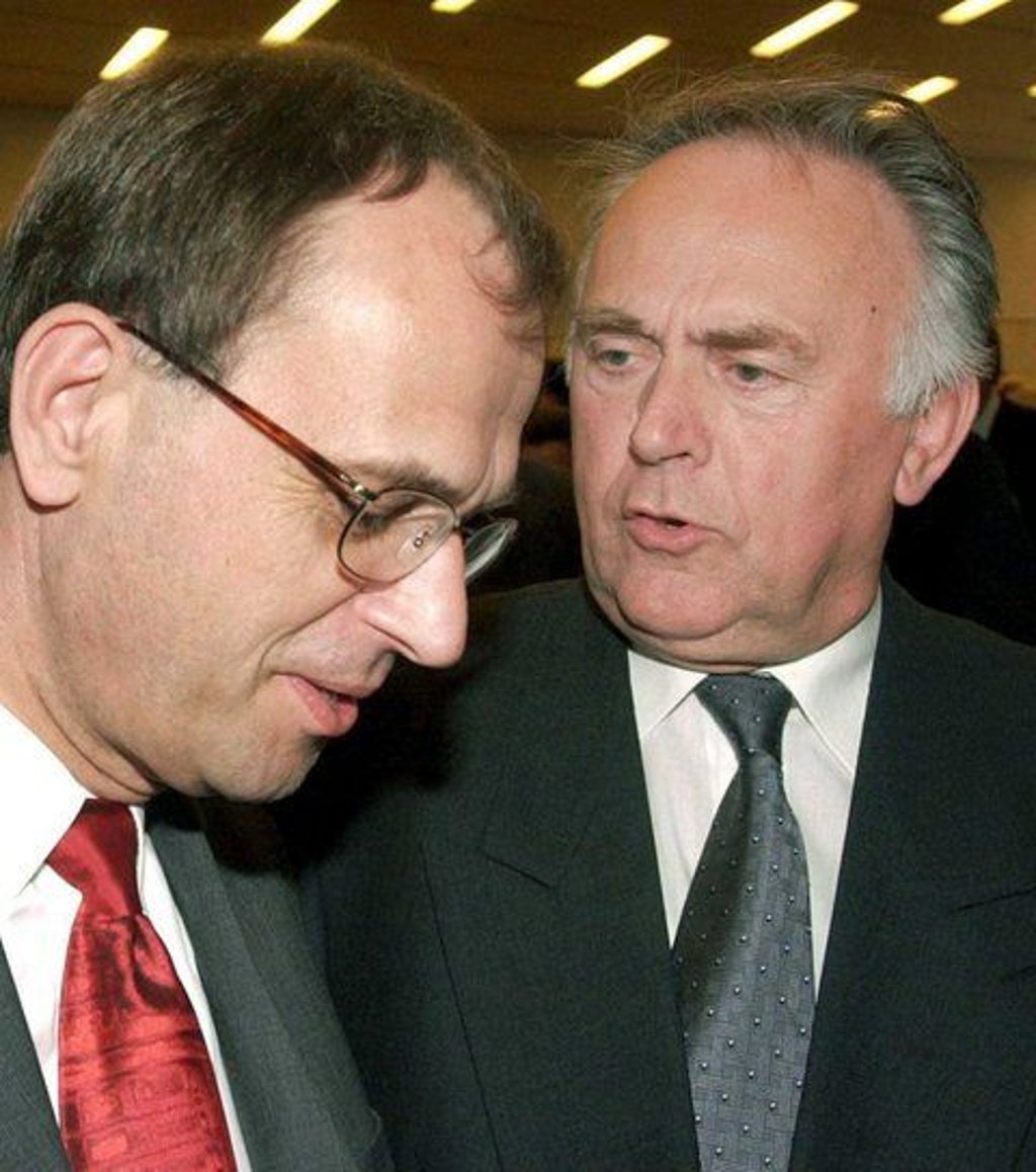 Kurz nach der Wahl 2002: Ministerpräsident Reinhard Höppner (li.) mit seinem designierten Nachfolger Wolfgang Böhmer.