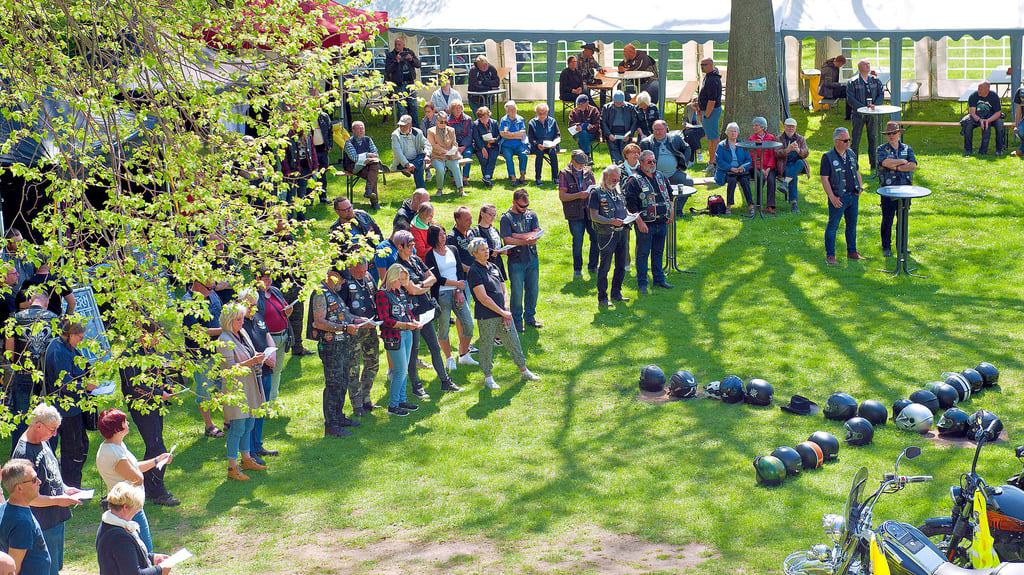 Auf der Festwiese wurde zum Auftakt mit Gottesdienst ein Kreuz aus Sturzhelmen gelegt. Es entwickelte sich ein sehr unterhaltsames Biker- und Frühlingsfest.
