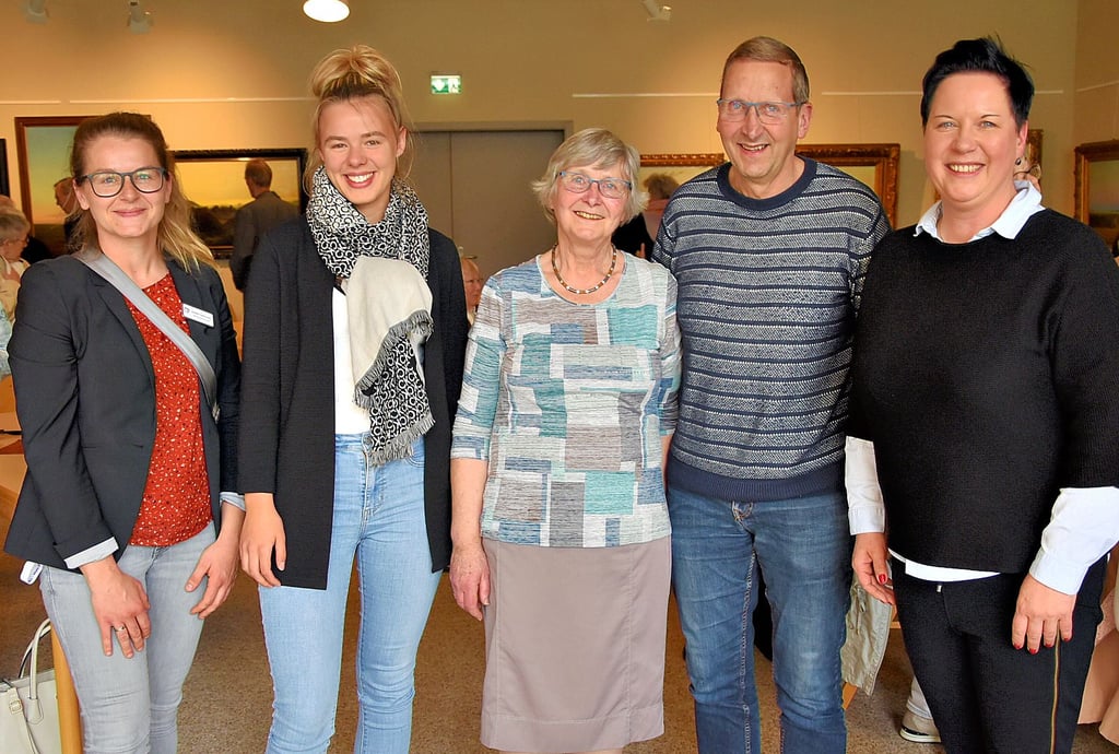 Zur Erinnerung ein Foto mit Friedegard und Reinhard Holmer (Mitte) und der neuen Leitung Annabell Zwerschke, Lena Jessen und Daria Heyder.