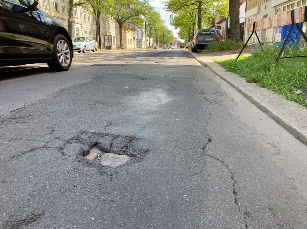 Schlagloch in Alt Fermersleben. Die vielbefahrene Straße durch Magdeburg-Südost ist in einem sanierungsbedürftigen Zustand.