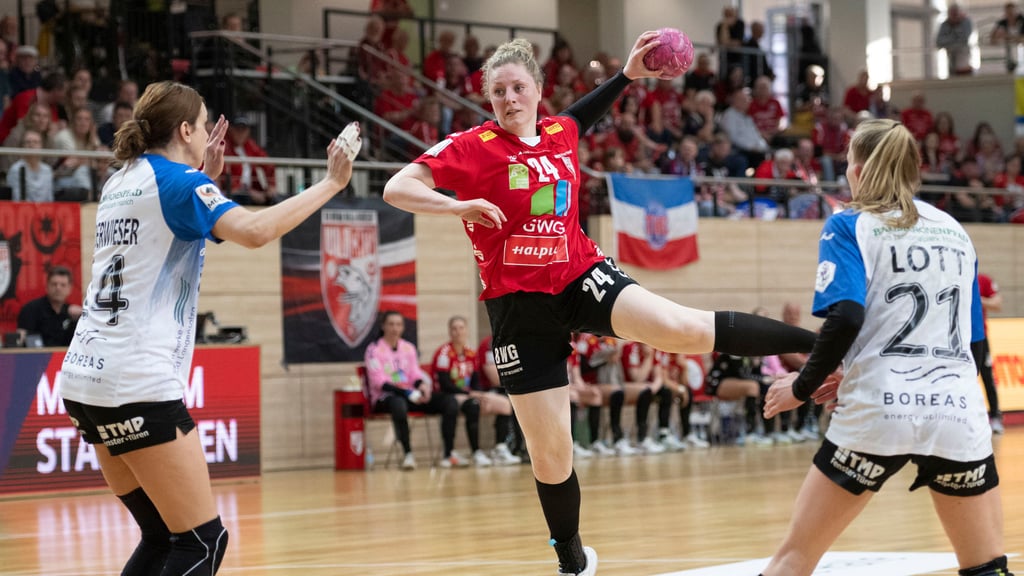 Halles Helena Mikkelsen beim Torwurf gegen den Thüringer HC.