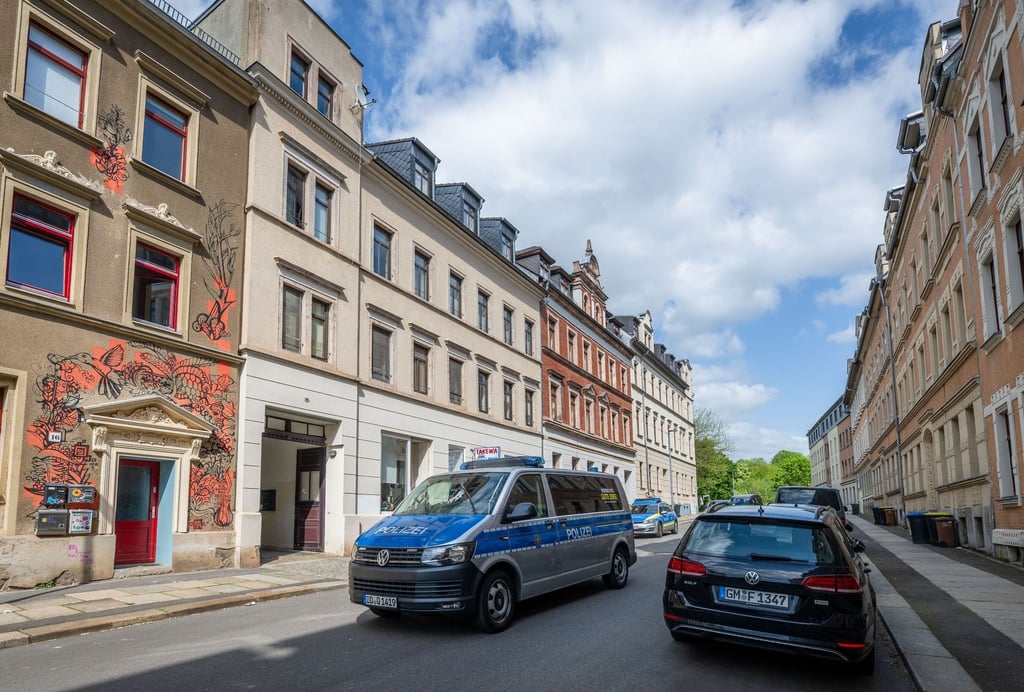 Ein Polizeifahrzeug kommt in der Kanalstraße im Stadtteil Schlosschemnitz an.
