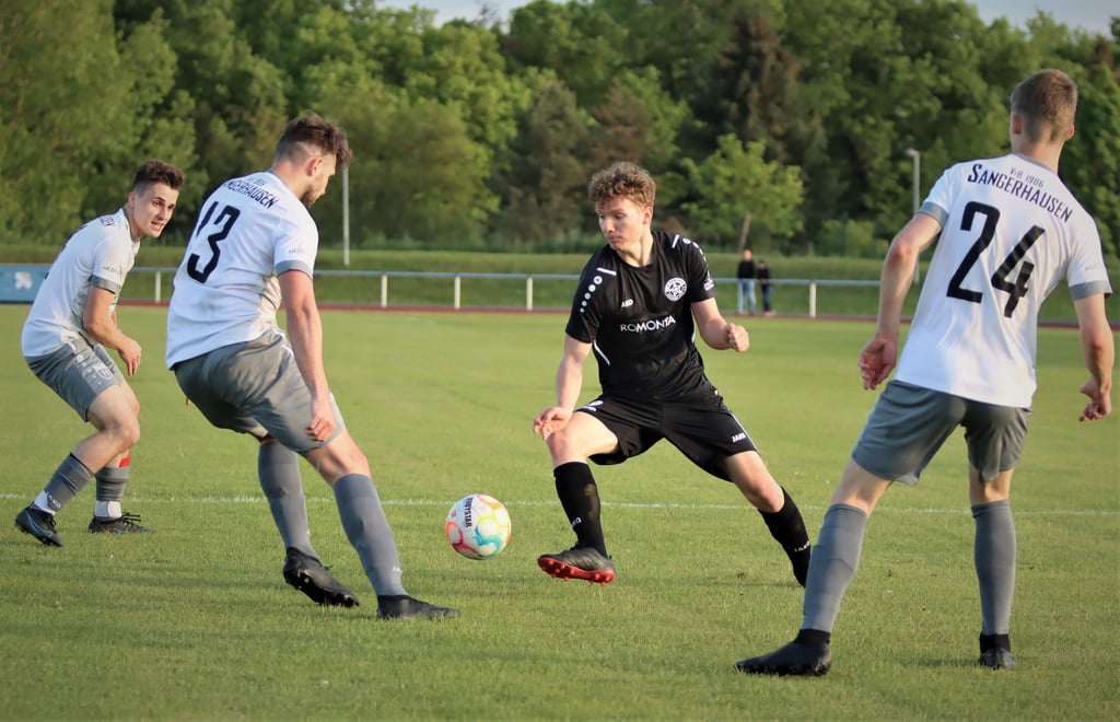 Der FC Romonta Amsdorf (schwarz) war am Dienstagabend beim 1:5 im Kreisderby beim VfB Sangerhausen letztendlich chancenlos.