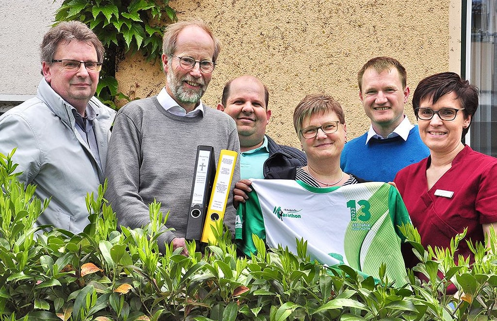 Freuen sich über den Meilenstein für den Hospiz-Neubau in Stendal, von links: Carsten Poschmann (Filialgeschäftsführer Medimax Stendal), Ulrich Paulsen (Vorstand der Hospizstiftung Adelberdt-Diakonissen-Mutterhaus), Steffen Wegner und Ehefrau Sina Wegner (Unternehmer aus Erxleben), Carsten Birkholz (Mitglied des Vorstandes Tangermünder Elbdeichmarathon) und Ramona Höppner-Nitsche (Pflegedienstleitung Hospiz Stendal).
