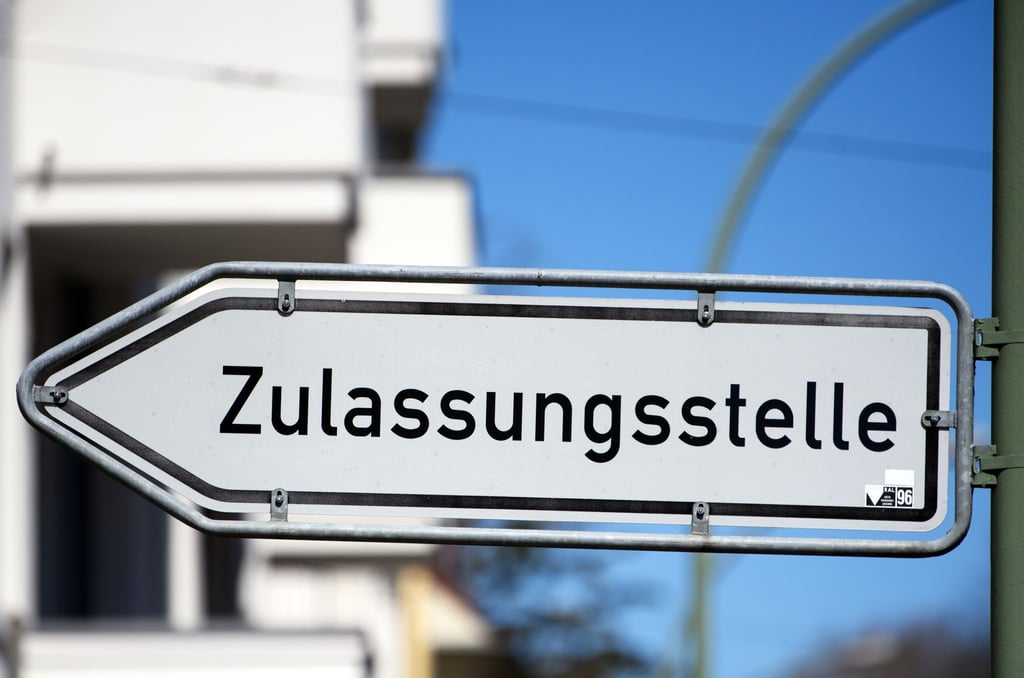 Ein Schild weist in der Innenstadt den Weg zur Zulassungsstelle.