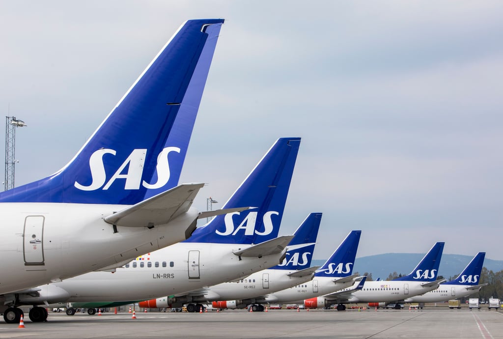 Flugzeuge der skandinavischen Fluggesellschaft SAS stehen am Terminal des Flughafens Gardermoen.