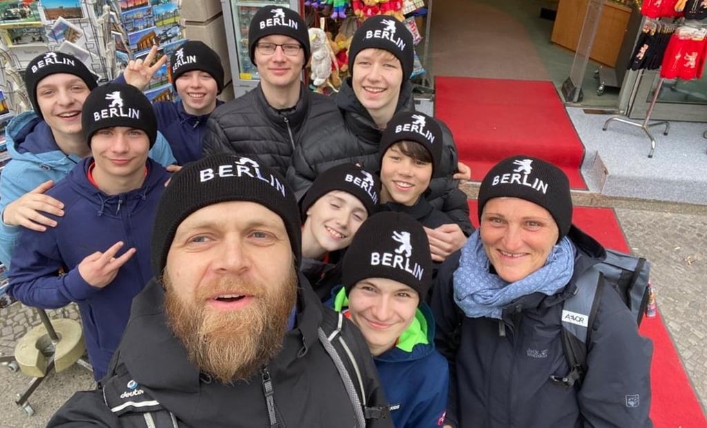 Beim Ausflug nach Berlin ging es für die Gruppe vom Roland-Gymnasium in Burg nicht nur ums Sportliche, Spaß war auch dabei.