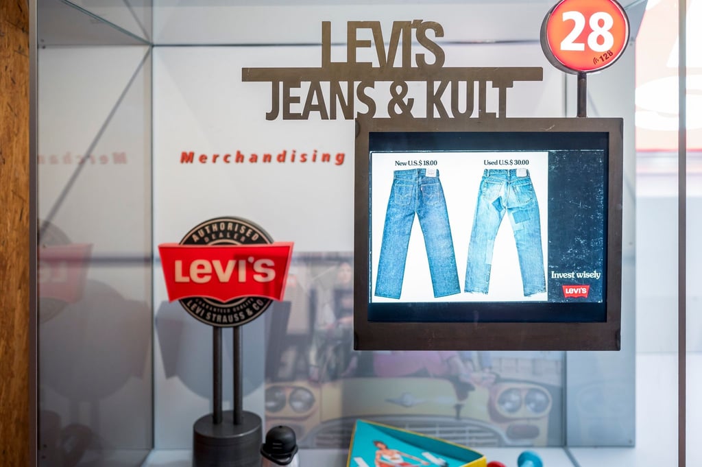 Die Dauerausstellung im Levi Strauss Museum zeigt neben den Jeans verschiedene Merchandising Produkte der Kultmarke. Vor 150 Jahren meldete der aus Oberfranken stammende Levi Strauss das Patent auf vernietete Arbeitshosen an. Seitdem begann der Siegeszug der Jeans.