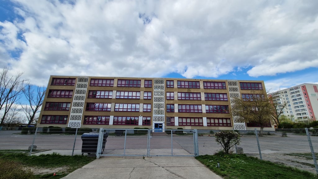 Externe Besucher der Grundschule Südstadt in Halle müssen sich nun in einer Besucherliste eintragen.