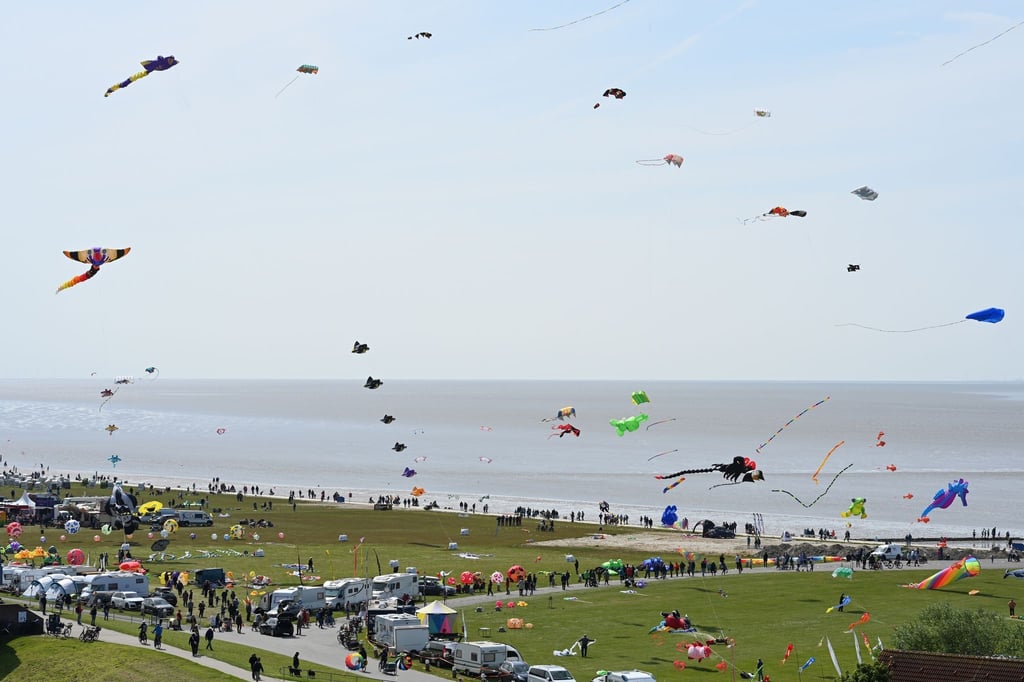 Viele bunte Drachen wehen über dem Strand von Norddeich.