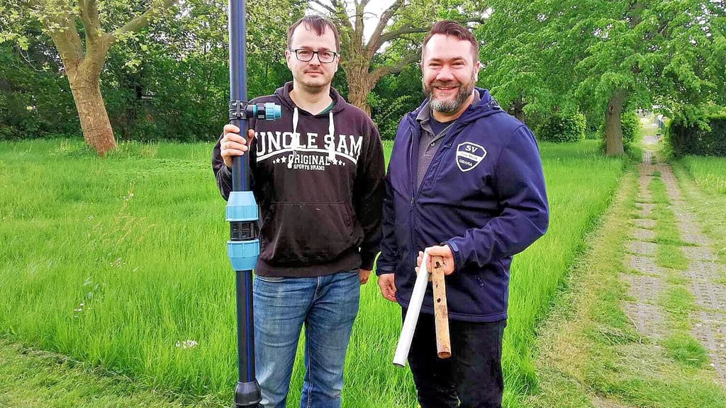In der Gartenanlage Zeitz-Hainichen muss eine neue Wasserleitung verlegt werden. Eric Pfau (links) und André Kampfrath zeigen die kaputten Rohre und wollen für die neue Leitung aus Plastik Spenden sammeln.