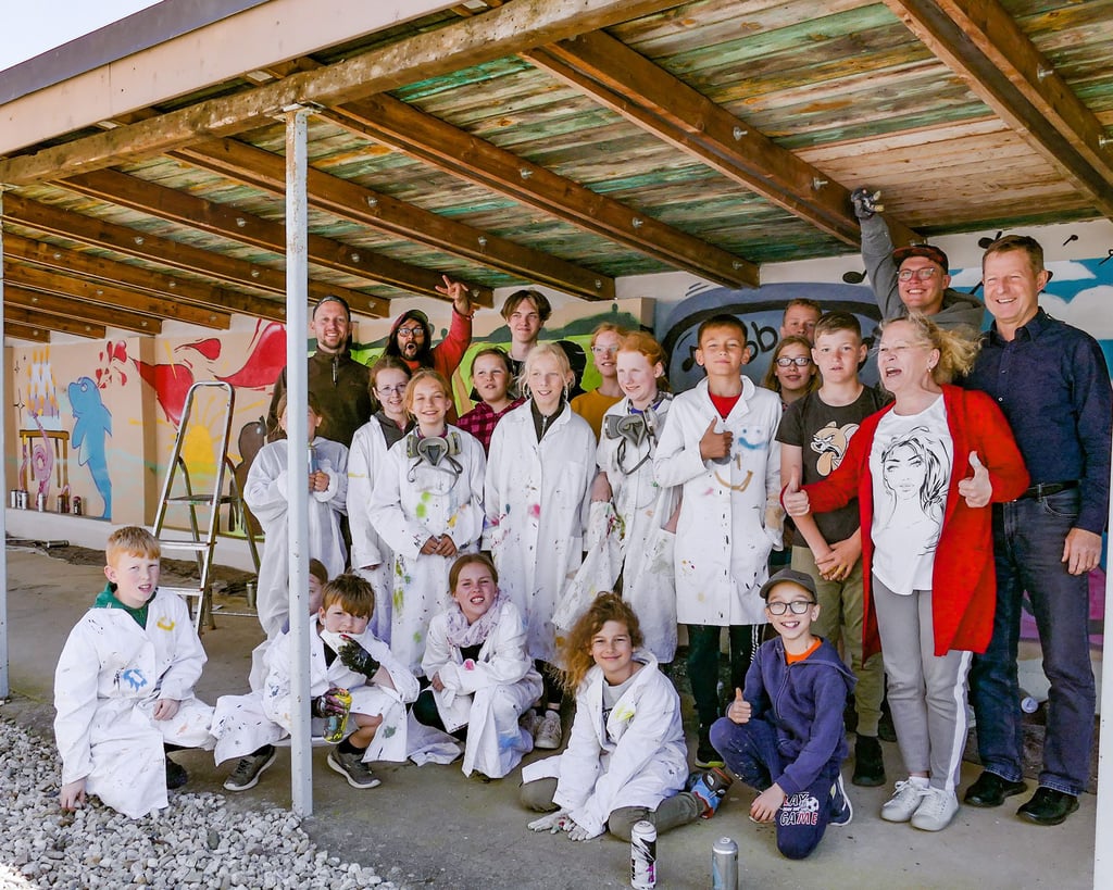 Kinder aus Zörnigall und Elster bekommen bei ihrem Graffiti-Projekt Besuch von Bürgermeister Peter Müller (r.).