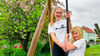Kinderbürgermeisterinnen Anna  Wendenburg  und Nele Thierfelder (von links) auf ihrer  Seilrutsche