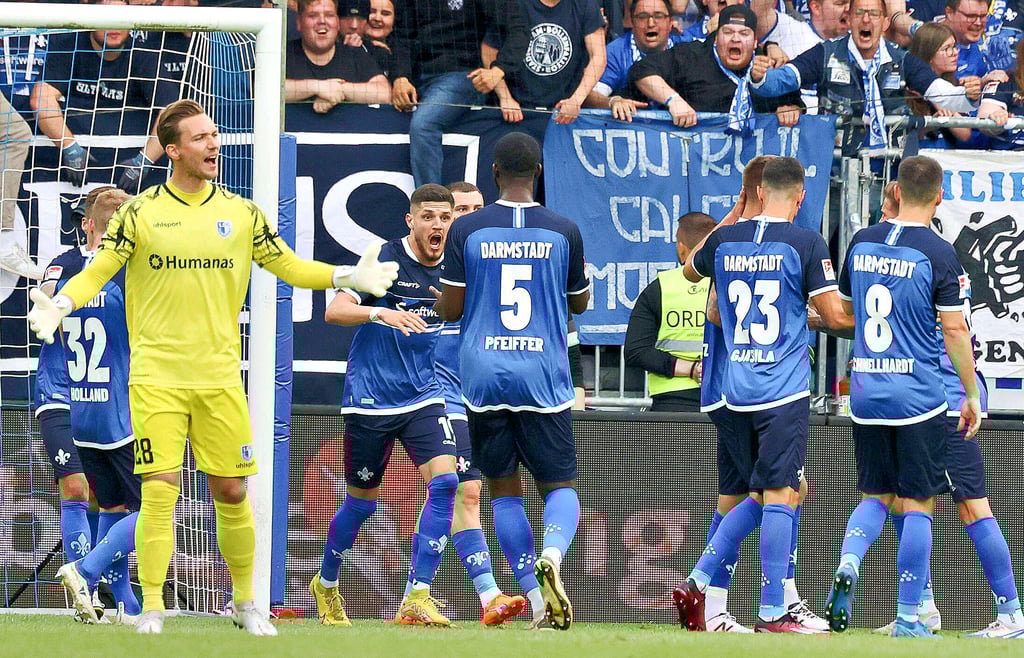 Alles Reklamieren von FCM-Keeper Tim Boss half nichts: Die Darmstädter Fans und die Spieler feierten ihren Schützen zum Sieg.