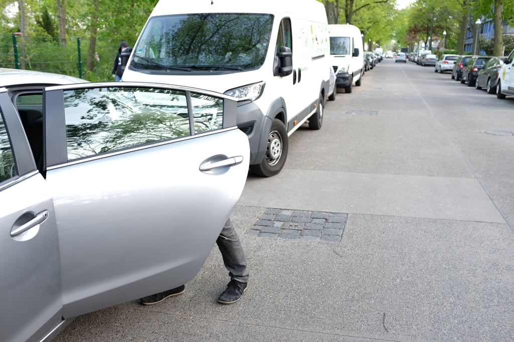 Ein Autofahrer ließ seine Tür so lange offen stehen, dass die Polizei einschritt.