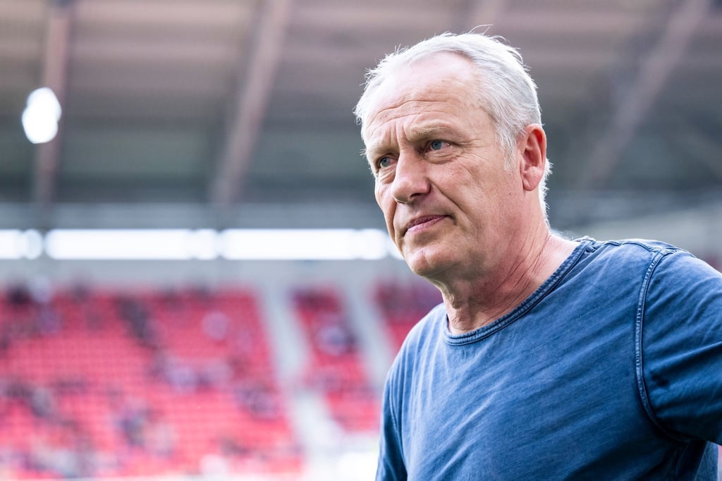 Freiburgs Trainer Christian Streich steht vor dem Spiel im Stadion.