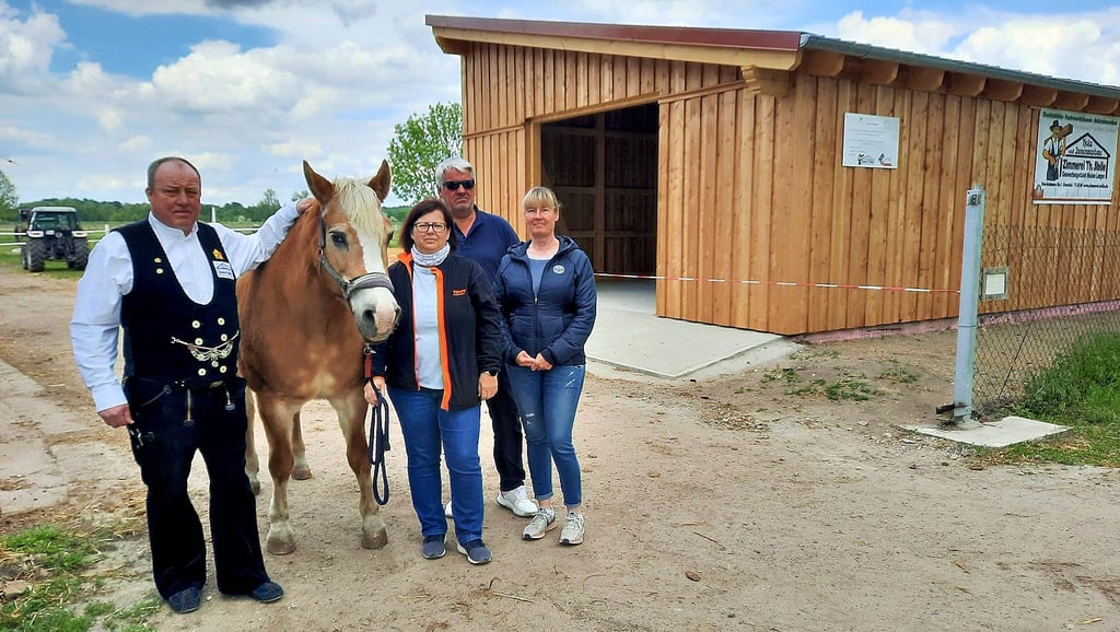 Der neue Heuschuppen des Pferdesportvereins Stendal wurde vom Betrieb von Zimmerermeister Thomas Stelle (von links) gebaut. Pferd Lilli, Marion Suppelna, Manfred Vogler und Susanne Hörnke freuen sich über den zusätzlichen Lagerraum.