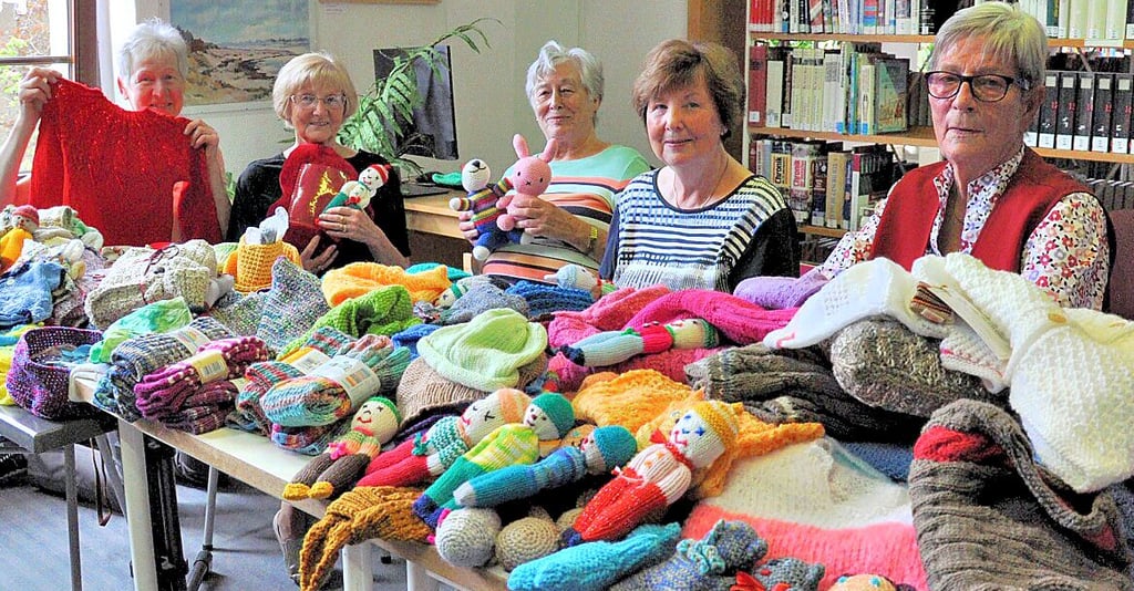 Die Damen der Genthiner Strickrunde mit ihren Handarbeiten in der Bibliothek.
