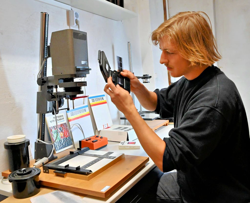 Spencer Detje hier zu sehen in der „Macherburg" in einem eingerichteten analogen Fotolabor. Seit kurzem kann man in Kursen das Entwickeln von Filmen und Vergrößern von Papierbildern lernen.