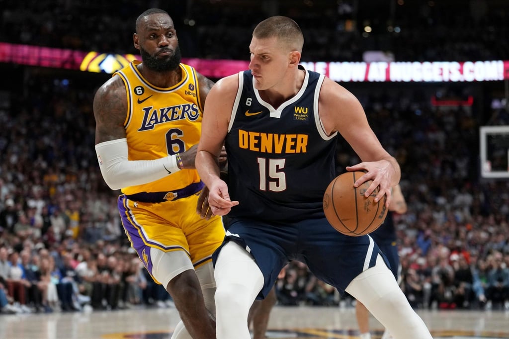 Denver Nuggets-Center Nikola Jokic (r) im Duell mit Lakers-Superstar LeBron James.