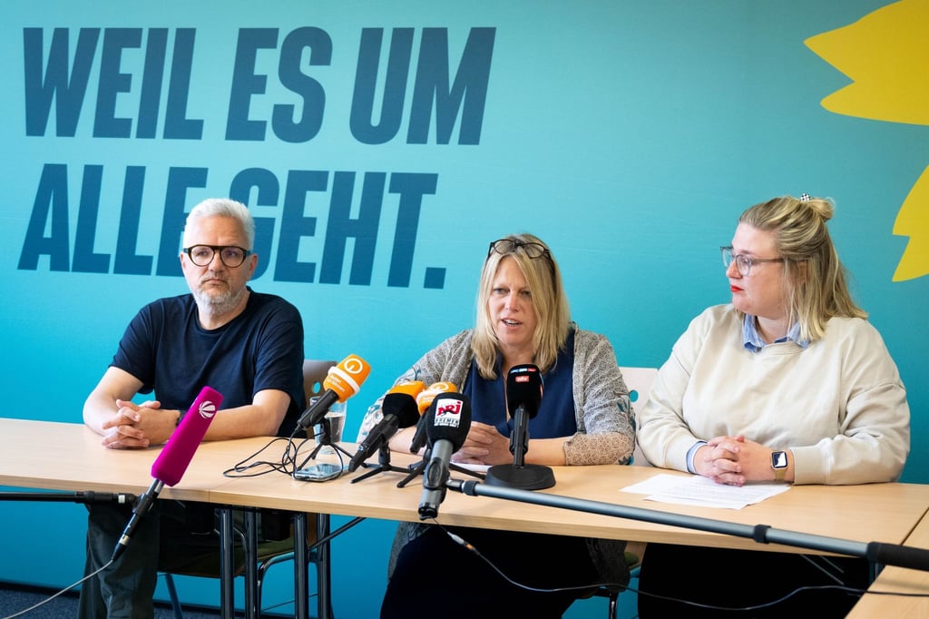 Maike Schaefer (m), Alexandra Werwath (r), und Florian Pfeffer von den Grünen geben eine Pressekonferenz.