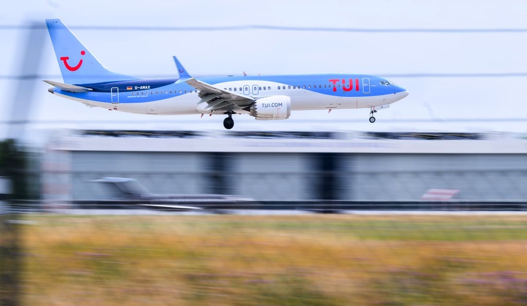 Eine Boeing von Tuifly landet von Palma de Mallorca kommend am Flughafen Hannover.
