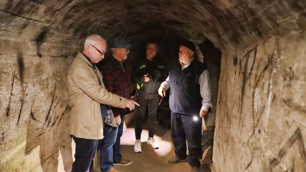 Vereinsmitglieder bei letzten Absprachen im Bunker. Von links: Holger Hüttel, Helmut Schakel, Andreas Bürger, Günther Wagner
