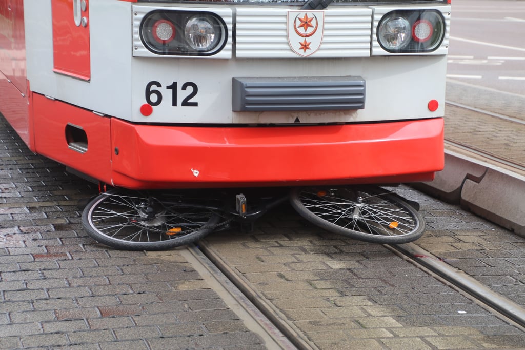 Erst in der vergangenen Woche war es in Halle zu mehreren Zusammenstößen zwischen Radfahrern und Straßenbahnen gekommen. In der Merseburger Straße kam das Rad unter die Bahn, zum Glück aber nicht die Fahrerin.