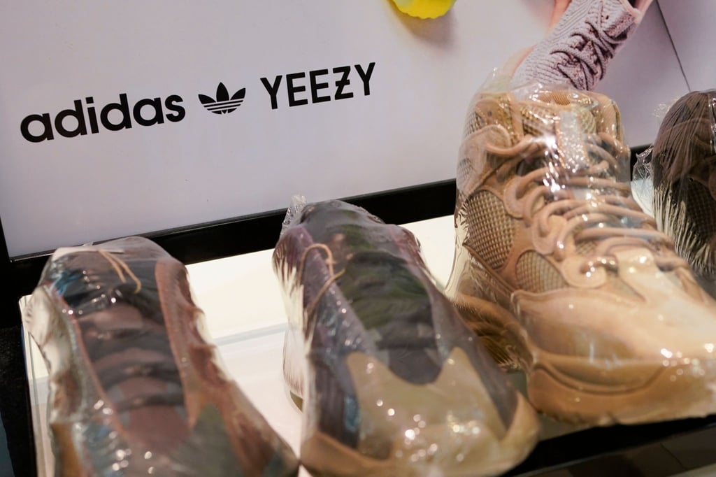 Yeezys von Adidas sind in einem Sneaker-Wiederverkaufsladen ausgestellt.