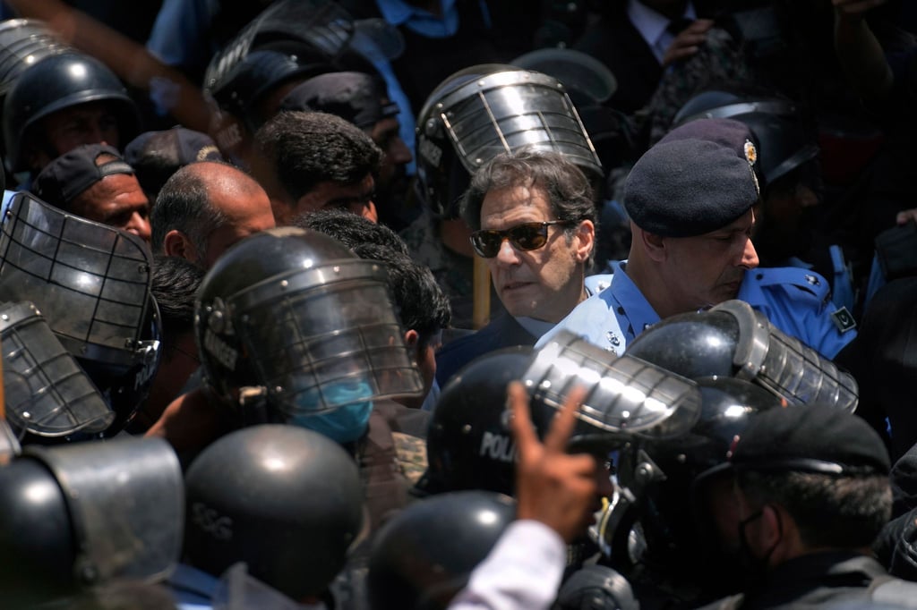 Pakistans Ex-Premier Imran Khan wird von Polizeibeamten eskortiert, als er am 12.05.2023 vor Gericht in Islamabad erscheint.