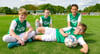 Das grüne Team im Paul-Pflug-Fußballcamp auf dem Fußballplatz des VfB Zahna sind: Christopher (l.), John-Luca, Paul und Alexander (vorne).