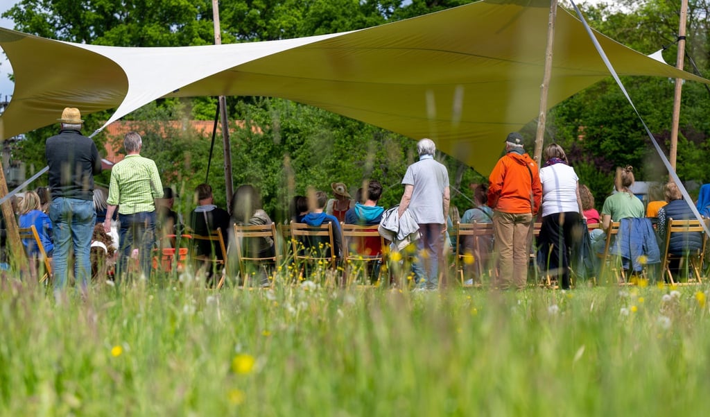 Besucher verfolgen eine Aufführung während der „Kulturellen Landpartie“.