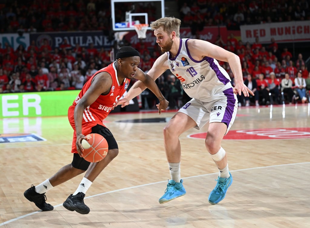 Bayerns Cassius Winston (l) und Göttingens Till Pape in Aktion.
